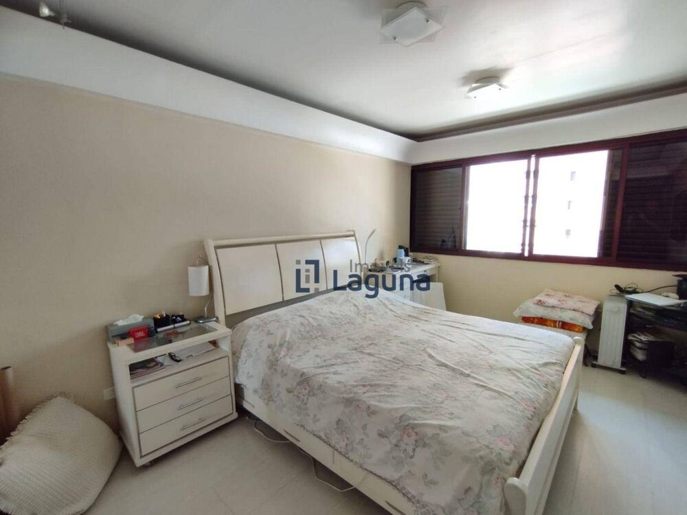 Apartamento à venda com 4 quartos, 240m² - Foto 4