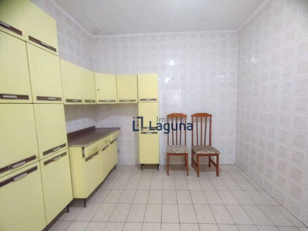 Casa para alugar com 4 quartos, 260m² - Foto 2
