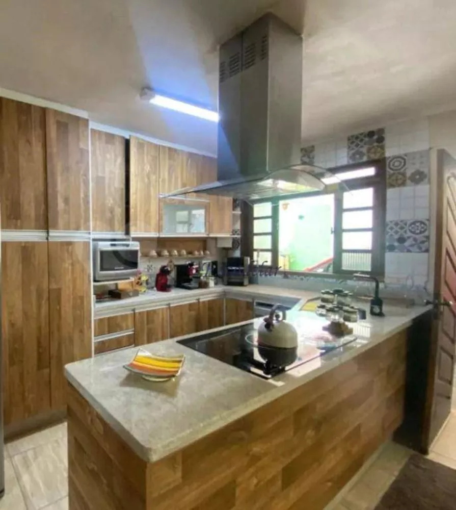 Casa à venda com 3 quartos, 240m² - Foto 2