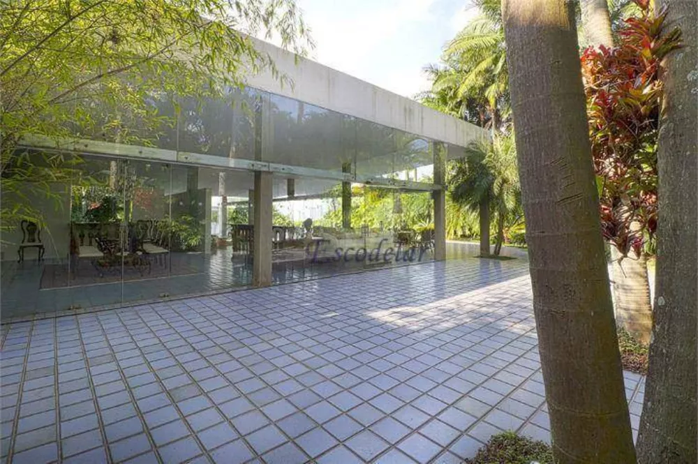 Casa para alugar com 6 quartos, 680m² - Foto 2