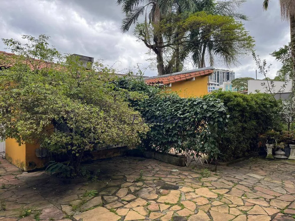 Casa para alugar com 4 quartos, 320m² - Foto 1