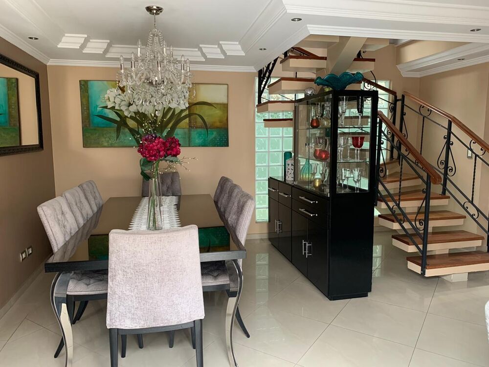Sobrado à venda com 3 quartos, 238m² - Foto 1