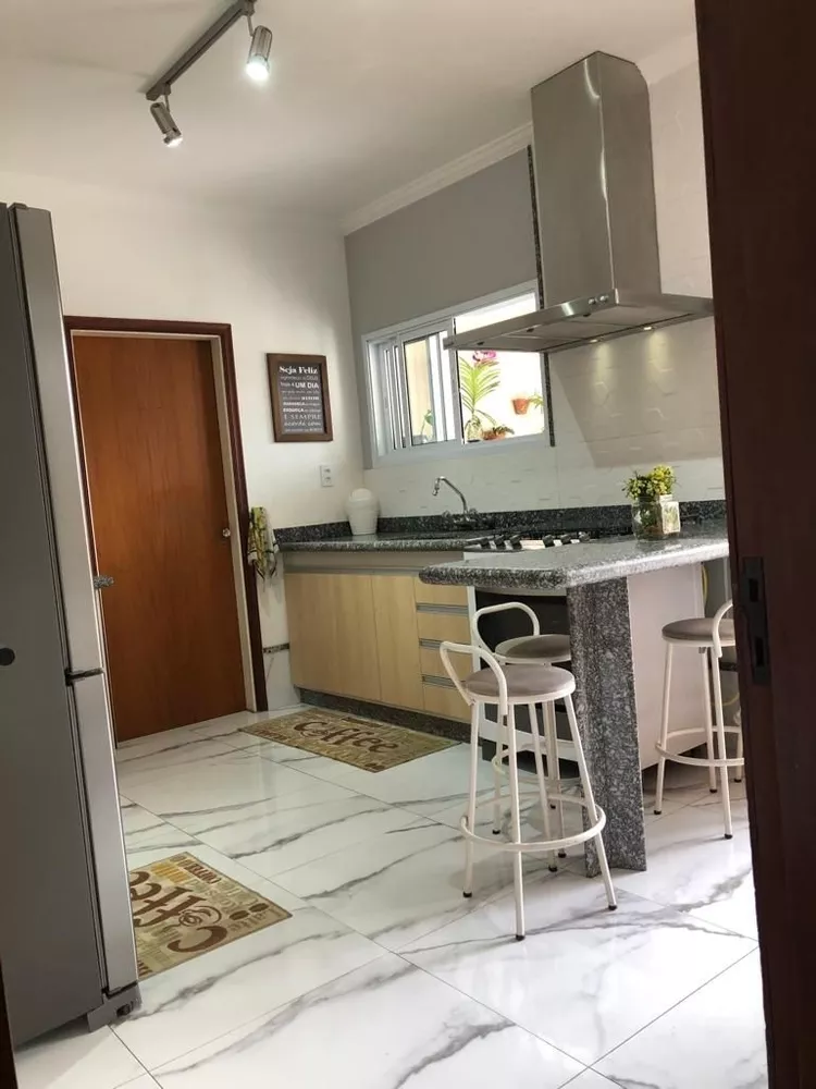 Casa à venda com 3 quartos, 223m² - Foto 1