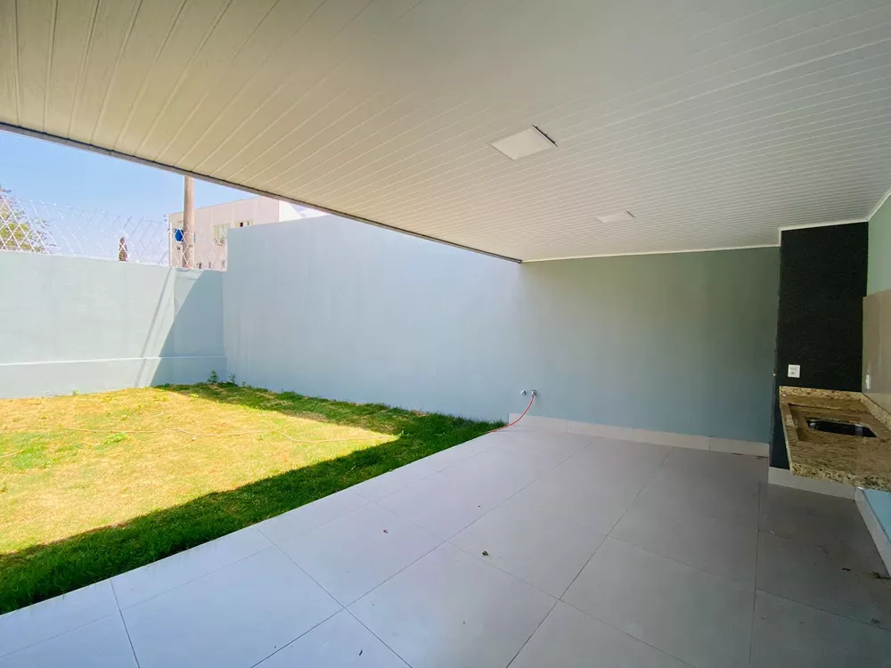 Casa à venda com 3 quartos, 228m² - Foto 1