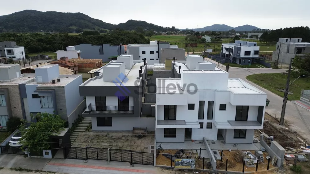 Casa à venda com 2 quartos, 79m² - Foto 1