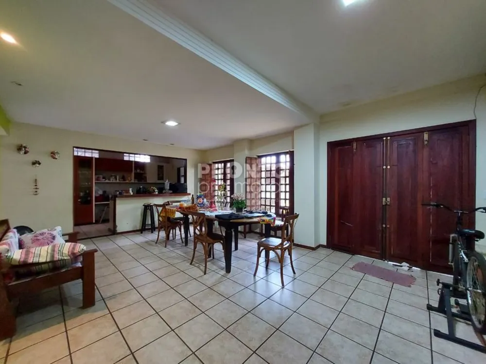 Casa, 5 quartos, 250 m² - Foto 1