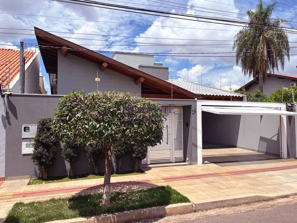Casa à venda com 3 quartos, 206m² - Foto 1