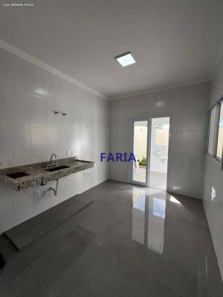 Casa à venda com 2 quartos, 145m² - Foto 2