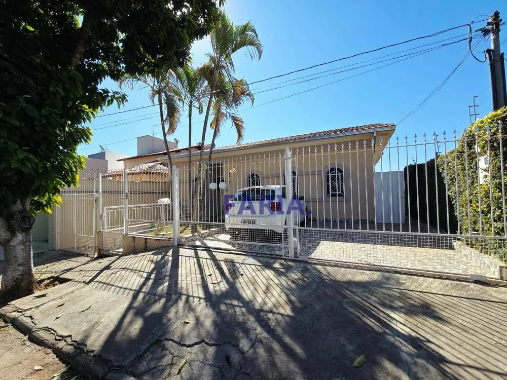 Casa, 6 quartos, 217 m² - Foto 1