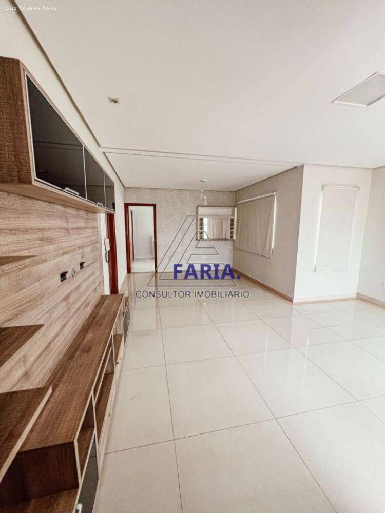 Casa à venda com 3 quartos, 240m² - Foto 1