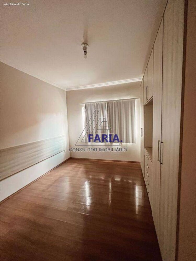 Casa à venda com 3 quartos, 240m² - Foto 2