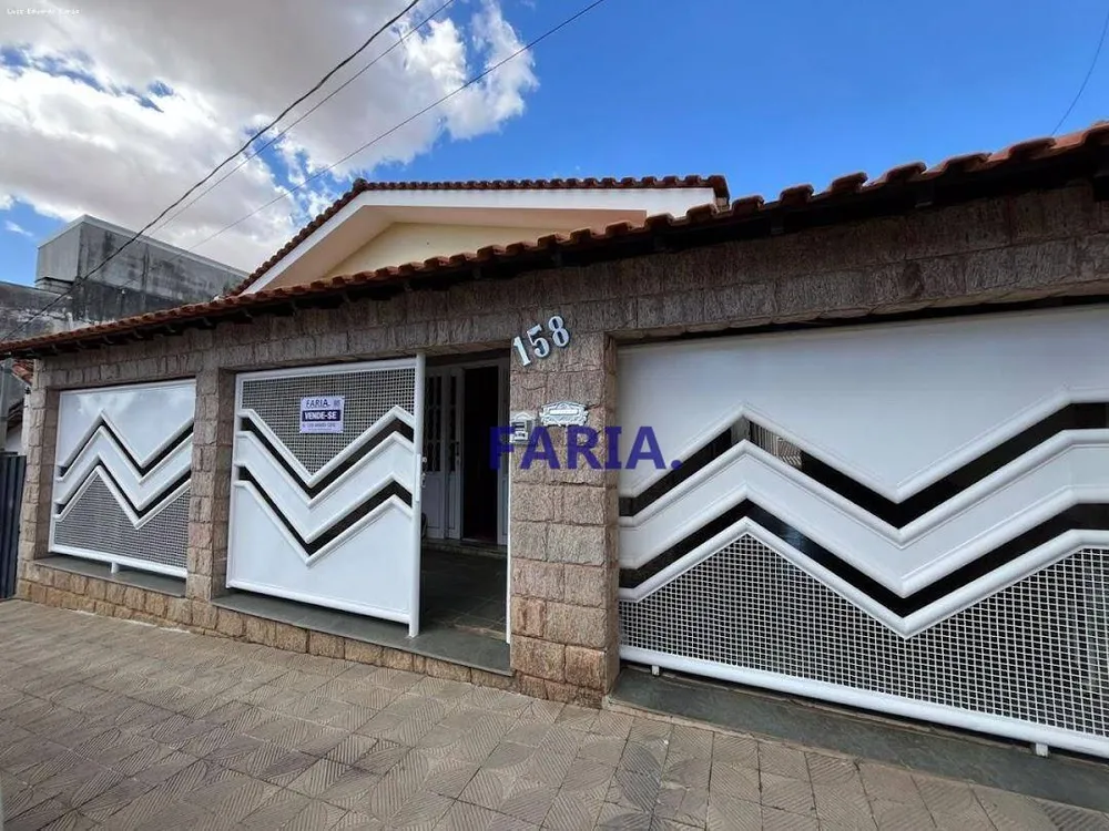Casa, 4 quartos, 230 m² - Foto 1