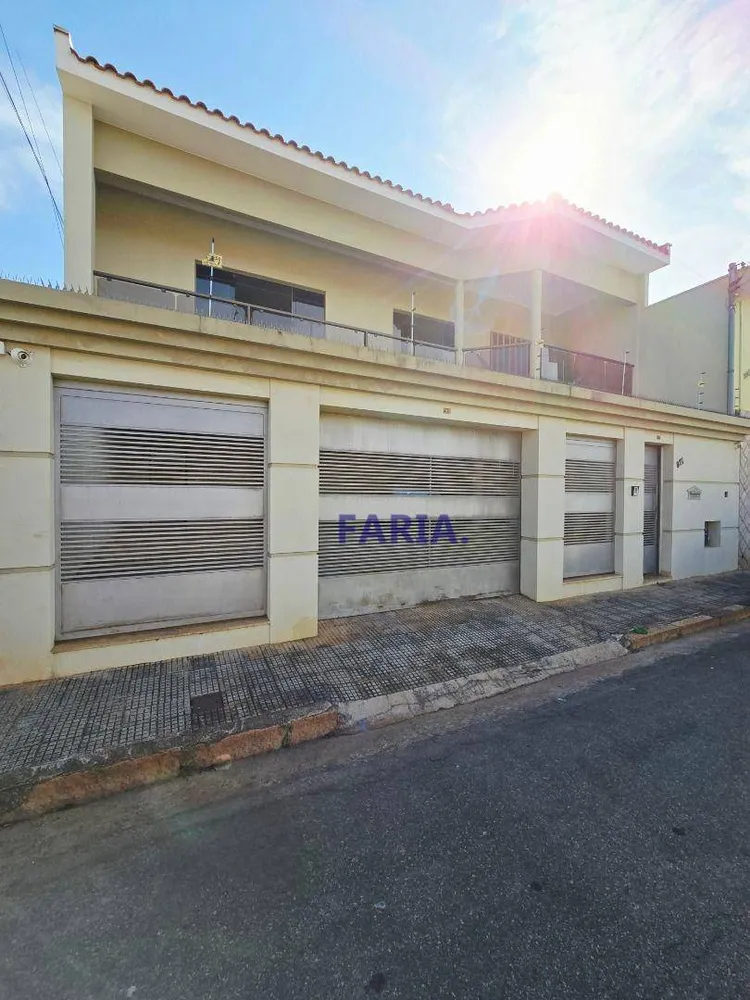 Casa, 4 quartos, 344 m² - Foto 1
