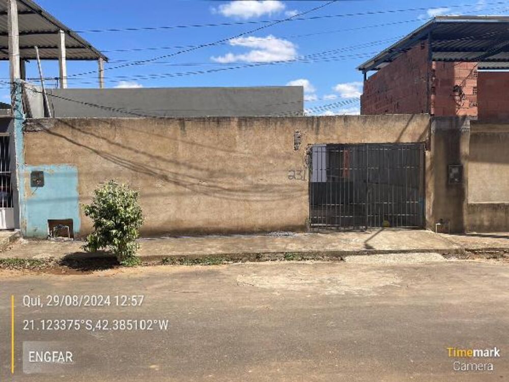 Casa à venda com 2 quartos, 200m² - Foto 1