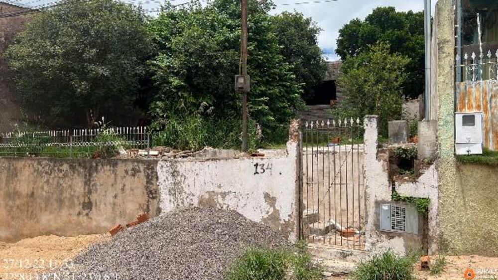 Terreno à venda com 1 quarto, 242m² - Foto 1