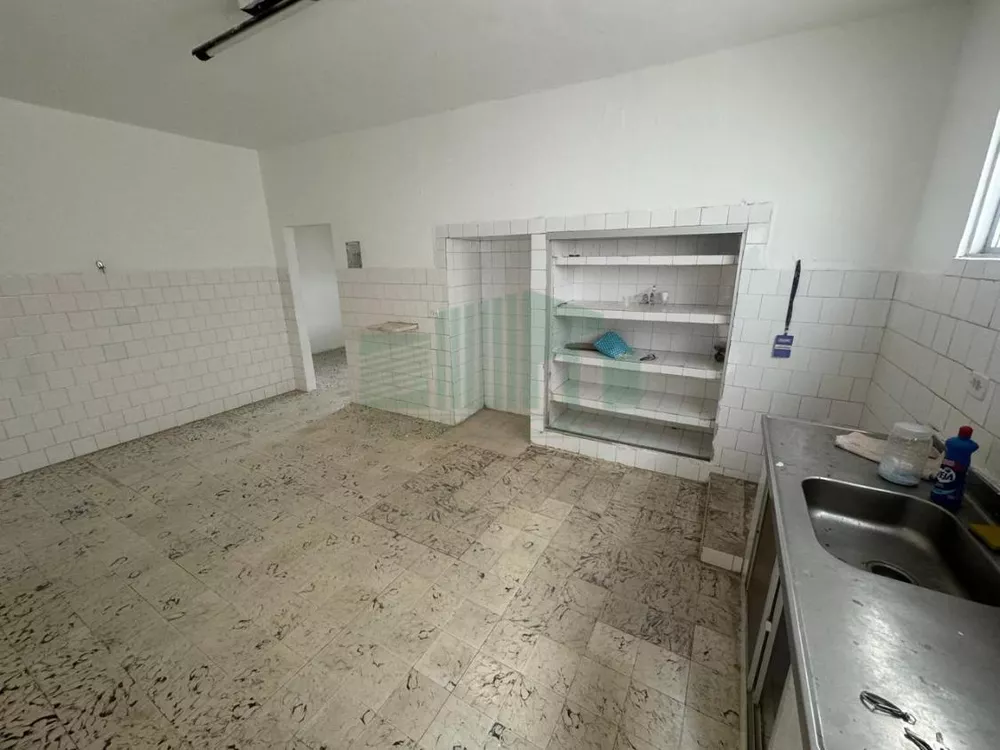 Casa para alugar com 3 quartos, 360m² - Foto 10