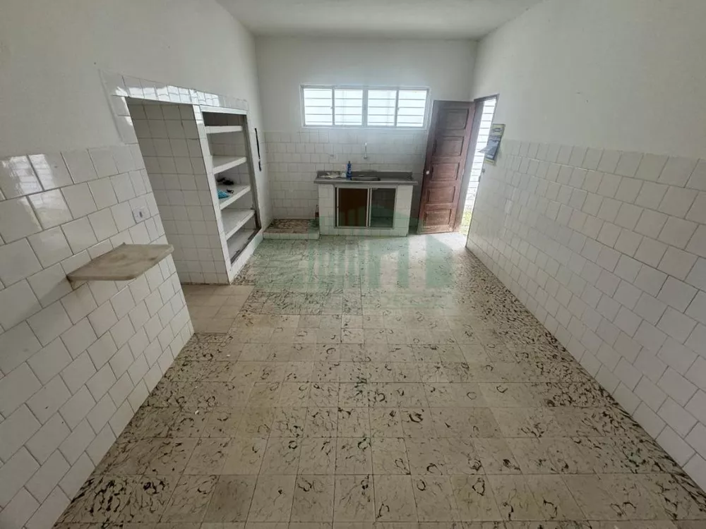 Casa para alugar com 3 quartos, 360m² - Foto 12