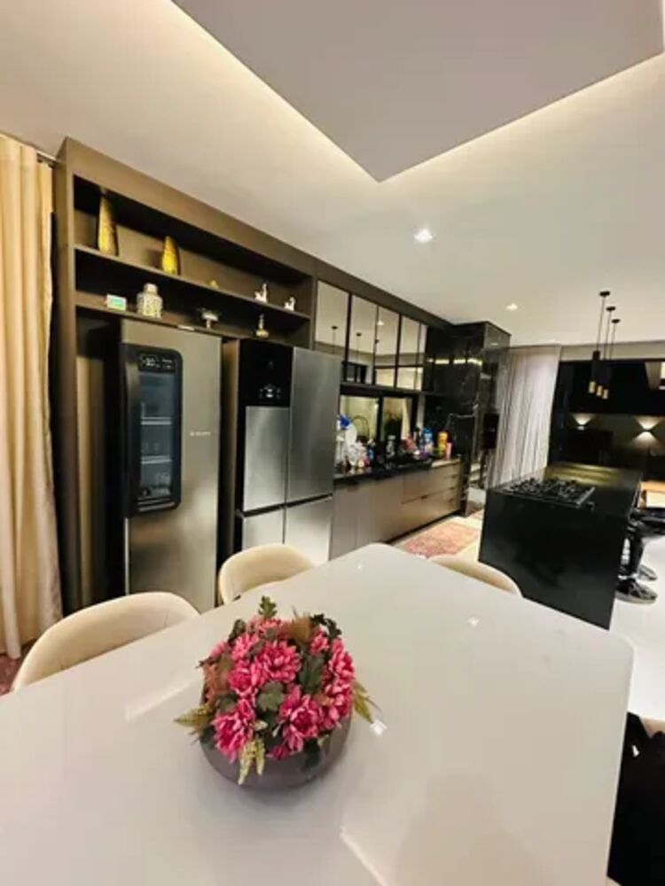 Casa de Condomínio à venda com 4 quartos, 232m² - Foto 1
