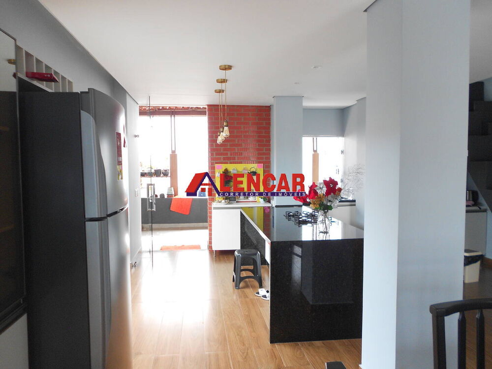 Casa à venda com 3 quartos, 250m² - Foto 1