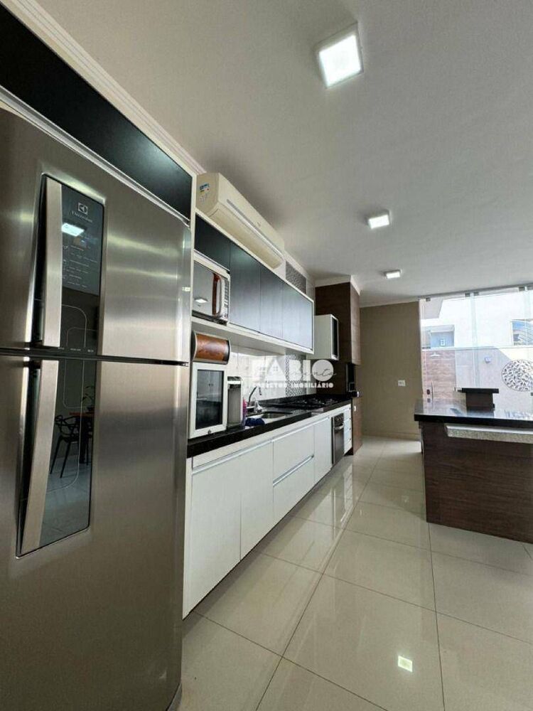 Casa de Condomínio à venda com 3 quartos, 190m² - Foto 2