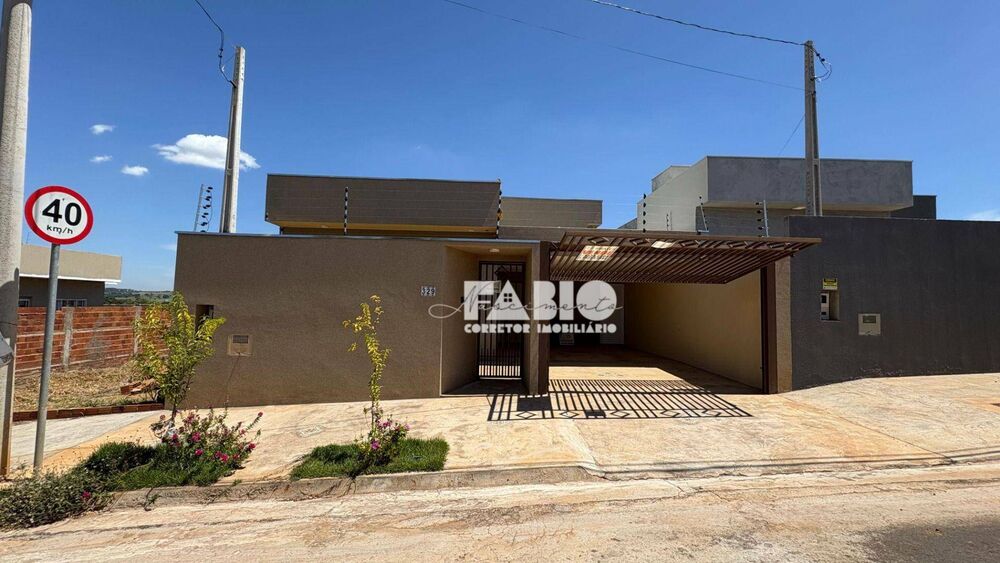 Casa à venda com 3 quartos, 92m² - Foto 1