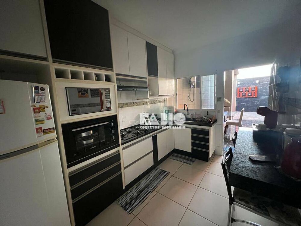 Casa à venda com 2 quartos, 160m² - Foto 1
