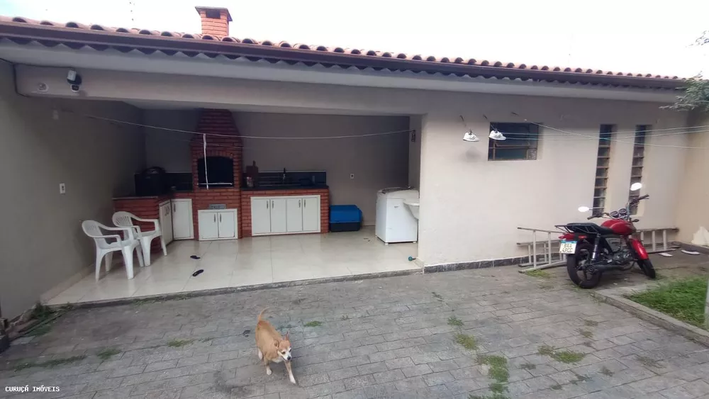 Casa à venda com 3 quartos, 240m² - Foto 2