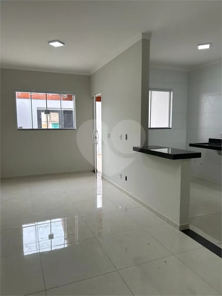 Casa à venda com 2 quartos, 80m² - Foto 2