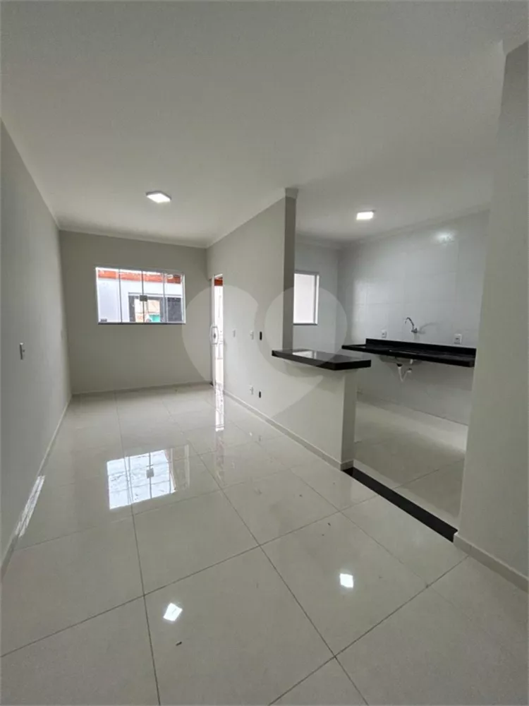 Casa à venda com 2 quartos, 80m² - Foto 1