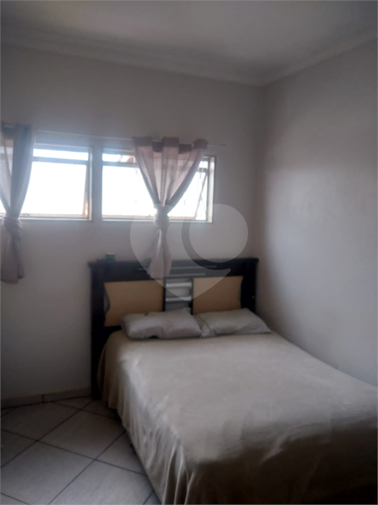 Casa à venda com 2 quartos, 115m² - Foto 2