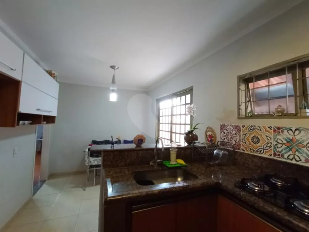 Casa à venda com 3 quartos, 157m² - Foto 2