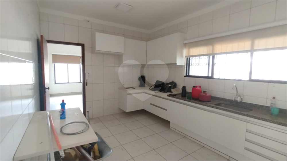 Casa para alugar com 3 quartos, 230m² - Foto 2