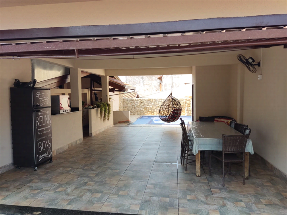 Casa à venda com 4 quartos, 240m² - Foto 1
