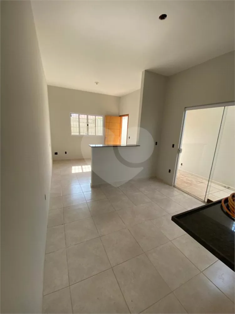 Casa à venda com 2 quartos, 70m² - Foto 2