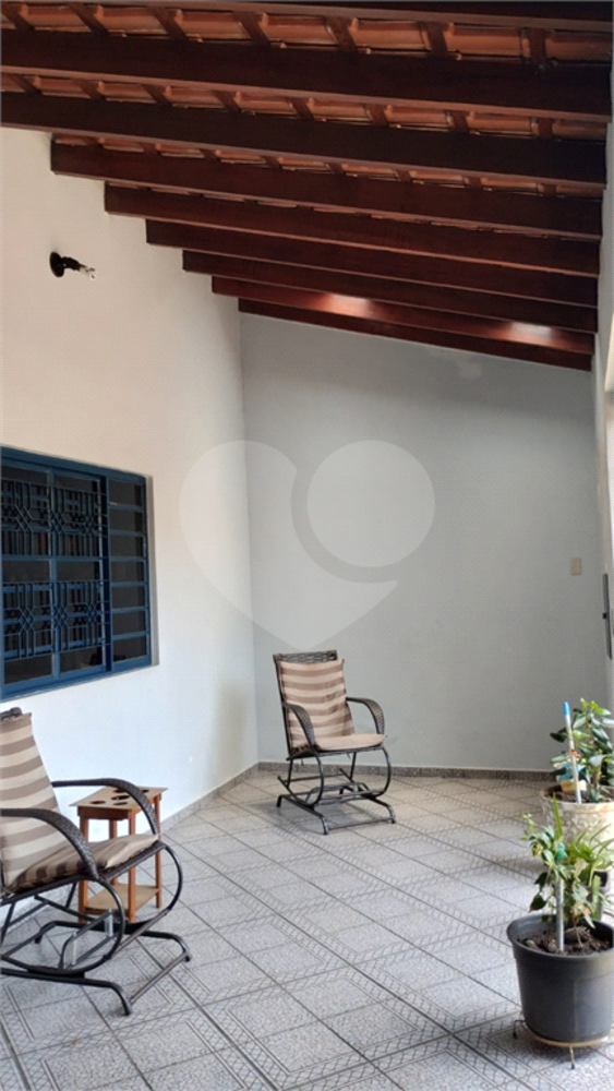 Casa à venda com 4 quartos, 214m² - Foto 1