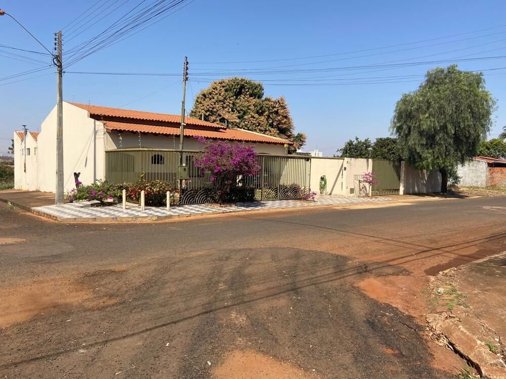 Casa à venda com 4 quartos, 300m² - Foto 1