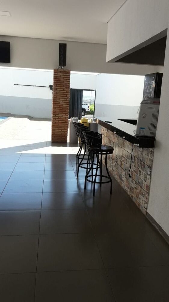 Casa à venda com 2 quartos, 200m² - Foto 1