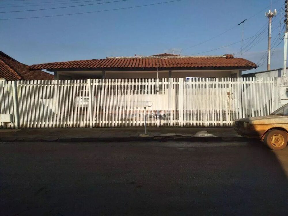 Casa à venda com 5 quartos, 250m² - Foto 1