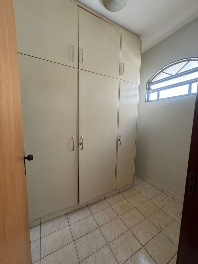 Casa à venda com 3 quartos, 214m² - Foto 14