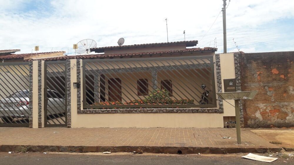 Casa à venda com 3 quartos, 214m² - Foto 1