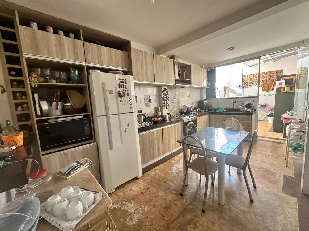 Casa à venda com 3 quartos, 265m² - Foto 4