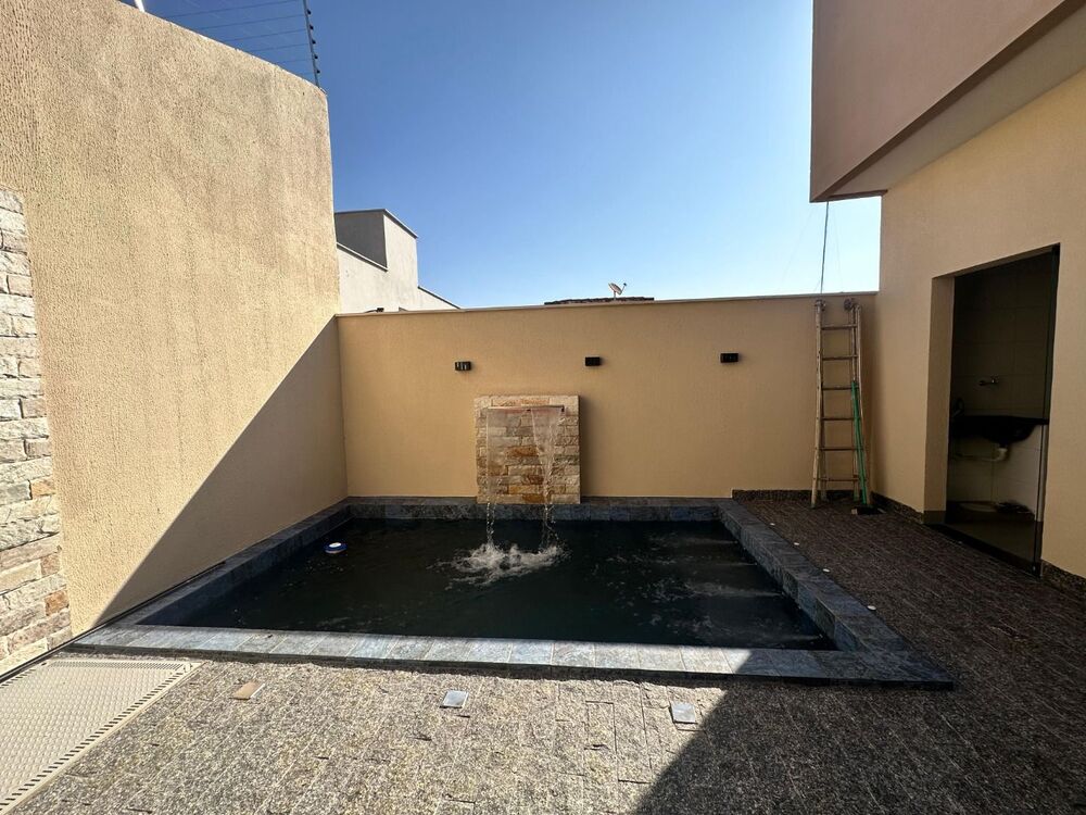 Casa à venda com 3 quartos, 195m² - Foto 1