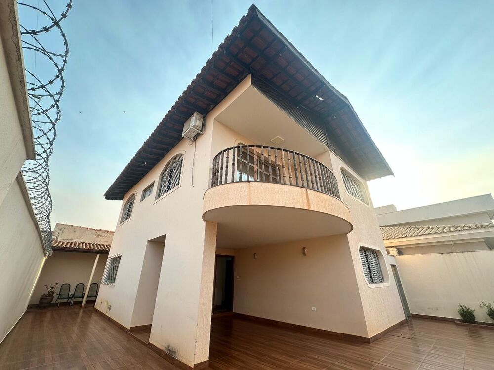 Casa à venda com 3 quartos, 303m² - Foto 1