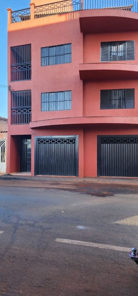 Casa à venda com 4 quartos, 378m² - Foto 1