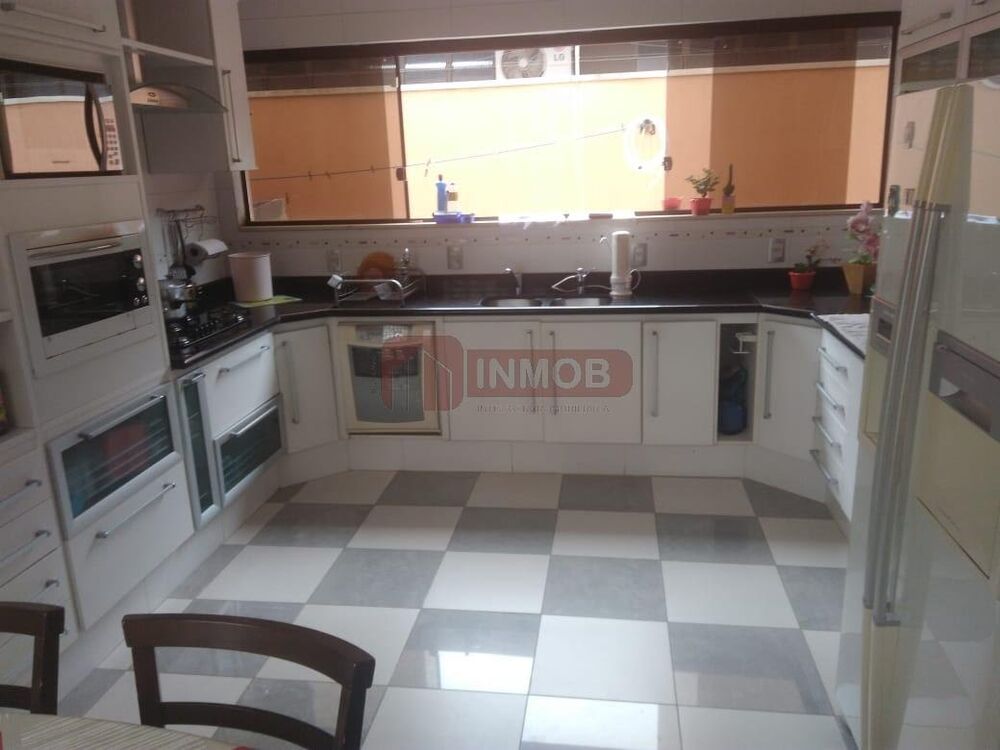 Casa à venda e aluguel com 3 quartos, 650m² - Foto 8