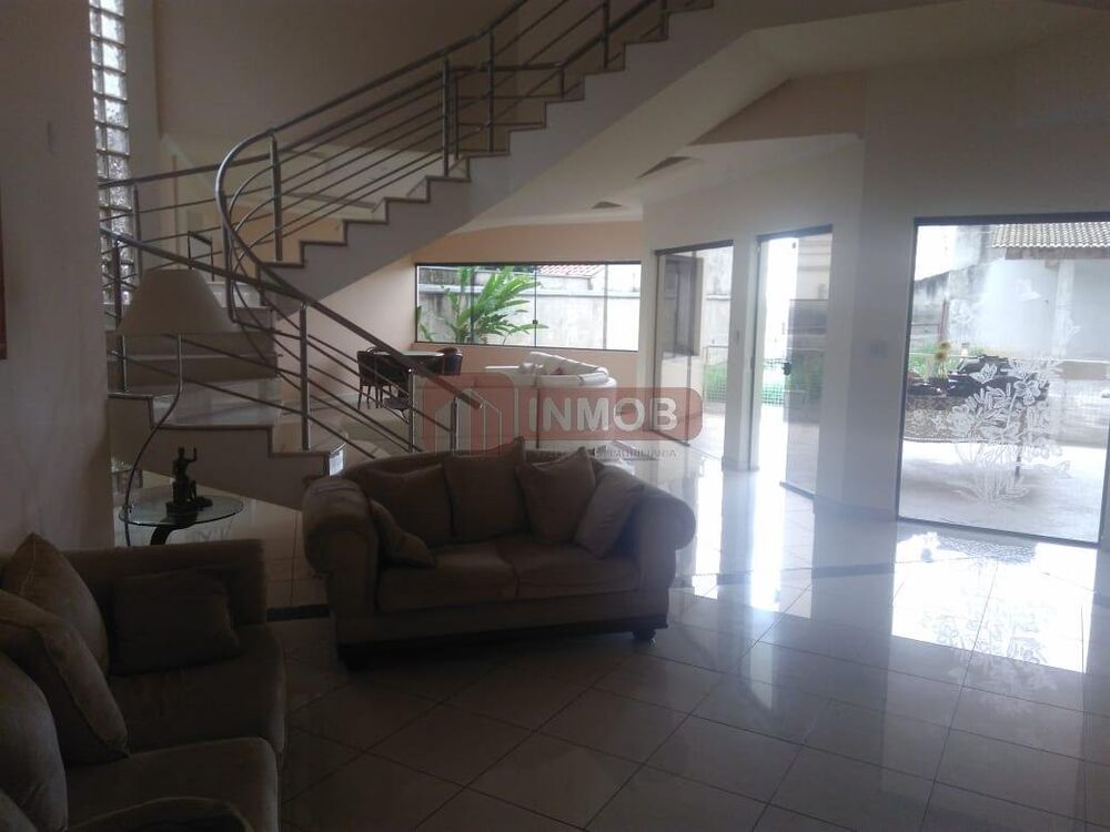 Casa à venda e aluguel com 3 quartos, 650m² - Foto 1