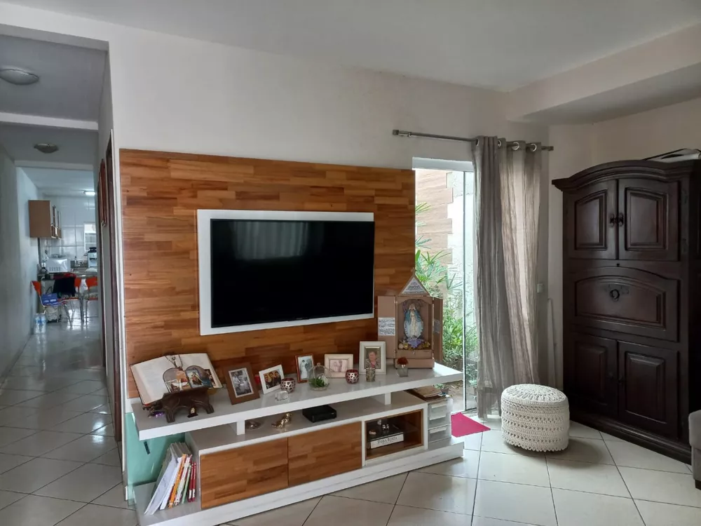 Casa à venda com 4 quartos, 205m² - Foto 1