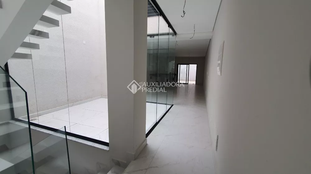 Casa à venda com 3 quartos, 220m² - Foto 2