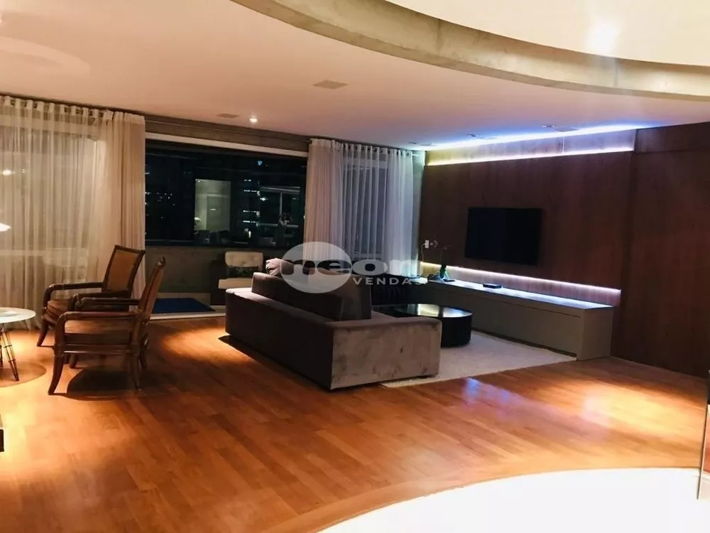 Apartamento à venda com 3 quartos, 205m² - Foto 1