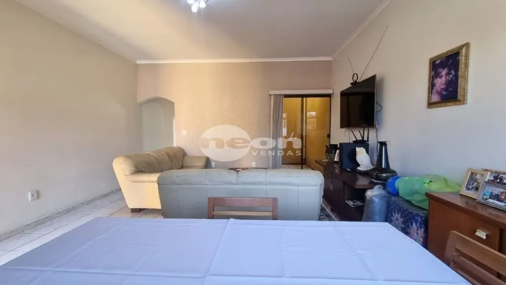 Casa, 3 quartos, 264 m² - Foto 1